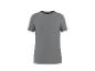 T-shirt gris uni à manches courtes avec une étiquette noire au col et une petite étiquette rouge sur l'ourlet.
