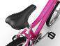 Close-up van een roze fiets met een zwart zadel, pedalen en ketting