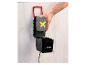 Batterie X 20V Team avec signe X jaune, insérée dans un chargeur noir
