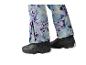 Skibroek met abstracte print en zwarte snowboardlaarzen.