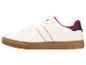 Witte sneakers met rode en blauwe details en bruine zool.