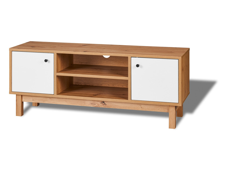 Een houten tv-meubel met witte deuren en twee legplanken.