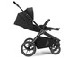 Een zwarte kinderwagen van het merk 