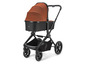 Een zwarte kinderwagen met een bruine kap.