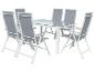 Witte tuintafel met glazen blad en zes opvouwbare stoelen van grijze stof.