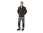 Homme en veste de travail noire et pantalon de travail gris avec détails noirs.