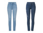 Twee paar jeans: een lichtblauwe en een donkerblauwe.