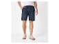 Jeans shorts en sneakers: casual look voor heren.