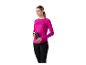 Vrouw in een roze sportshirt met lange mouwen en zwarte legging, met een waterfles.