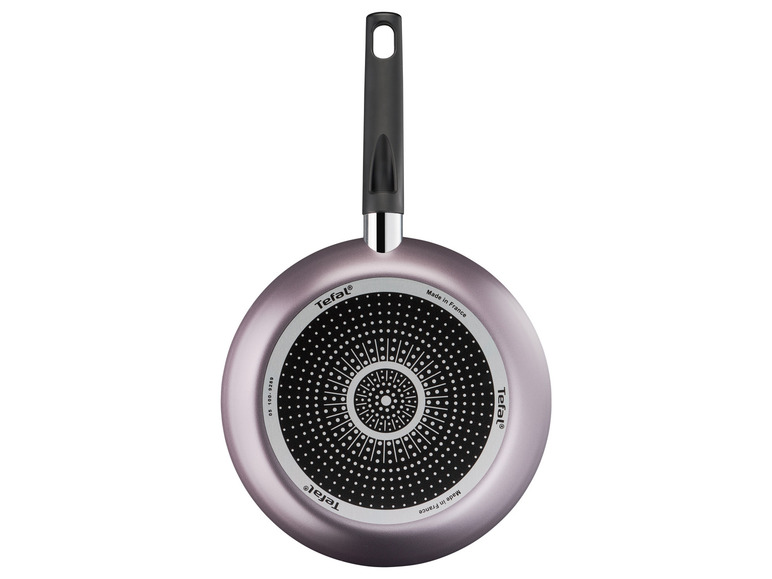 Een Tefal-koekenpan met een zwarte, gedetailleerde bodem.