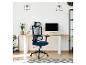 Blauwe mesh bureaustoel in een modern thuiskantoor met een houten bureau.