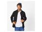 Homme en veste polaire noire, t-shirt blanc, jean bleu et bonnet foncé.