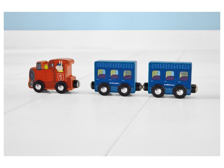 Train jouet en bois avec une locomotive orange et deux wagons bleus sur un sol blanc.