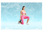 Une femme en vêtements de sport roses avec un kettlebell