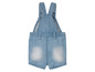Une salopette en jean bleu pour bébé.