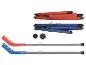 Deux crosses de hockey, un palet, une balle et deux ensembles de buts de hockey pliés en rouge et bleu.