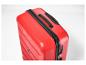 Gros plan d'une valise rigide rouge avec fermeture éclair et poignée noires sur fond blanc.