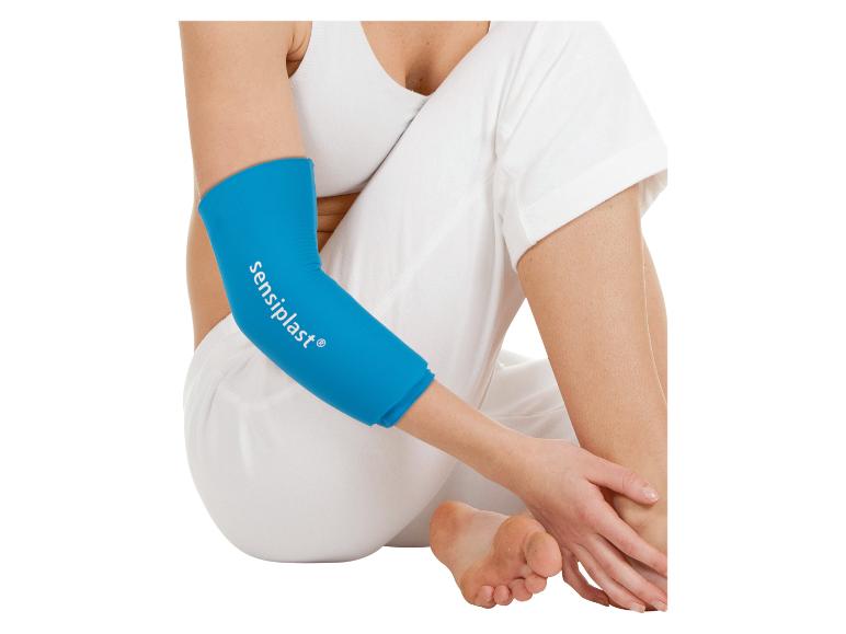Een vrouw draagt een blauwe elleboogbrace van Sensiplast.