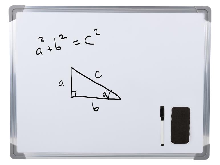 Tableau blanc avec le théorème de Pythagore et un triangle, accompagné d'un marqueur et d'une gomme.