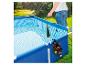 Homme avec pompe submersible Parkside dans une piscine, alimentée par une batterie Parkside X 20 V PAPS