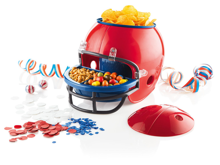 Een rode voetbalhelm met snacks en confetti voor een feestje.