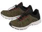Une paire de chaussures de sport vert olive avec des détails rouges et noirs.