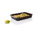 Un plat à four noir avec du poulet et des légumes rôtis.