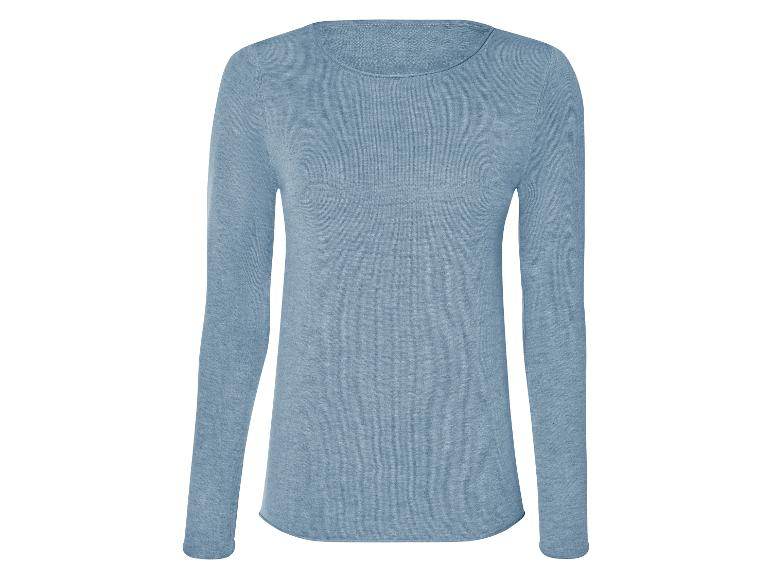 Pull bleu clair à manches longues.