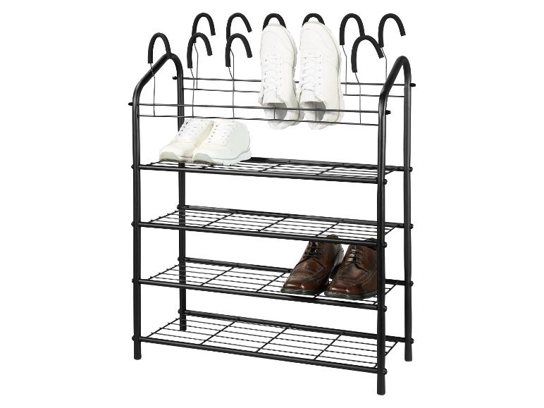 Zwart metalen schoenenrek met vier planken en ophanghaken, met witte sneakers en bruine schoenen.