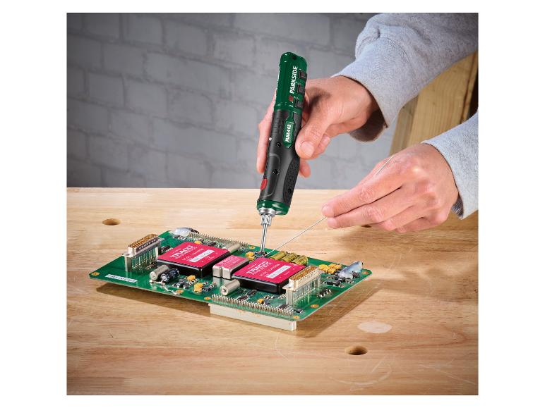 Een handbediende elektrische soldeerbout soldeert een printplaat met elektronische componenten.