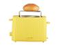 Grille-pain jaune SilverCrest avec un petit pain sur le support.