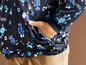 Een donkerblauw jack met robots en tandwielen print