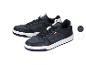 Paar donkerblauwe sneakers met witte zolen en veters
