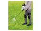 Persoon sproeit gras met een Parkside drukspuit.
