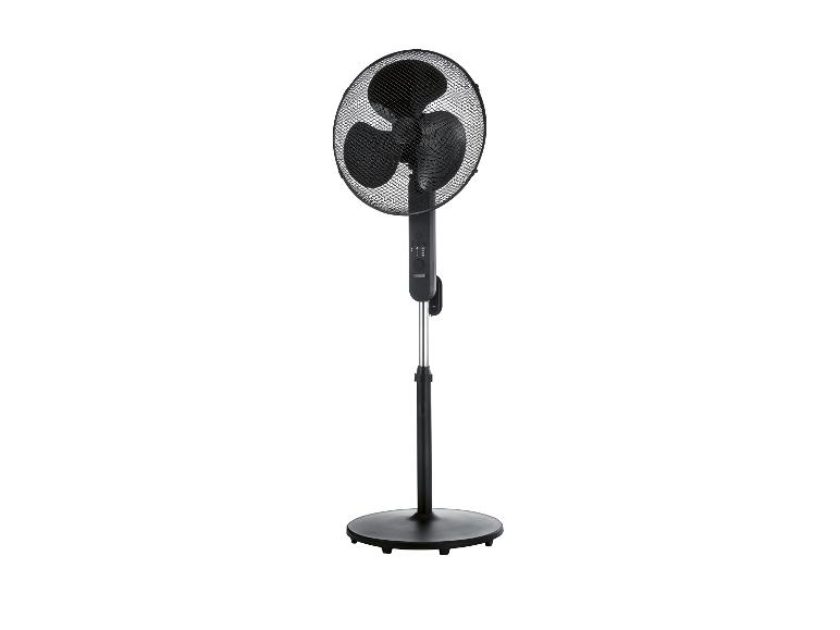 Zwarte staande ventilator met drie bladen en een ronde voet