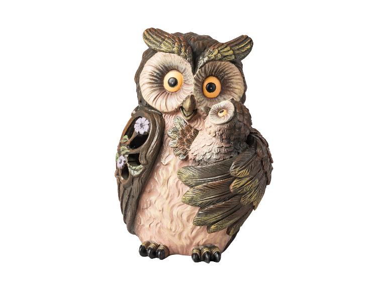 Figurine de hibou avec un bébé hibou, aux détails complexes et tons terreux.