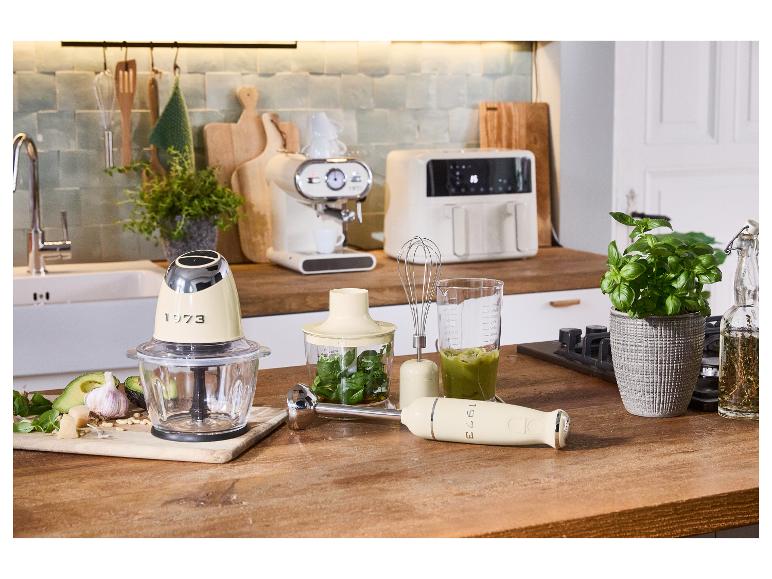 Keuken met 1973 beige apparaten: hakmolen, blender, koffiezetapparaat en airfryer.