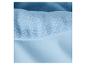 Gros plan de tissu polaire bleu clair et de tissu lisse bleu clair.