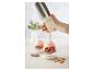 Aardbeiendessert met roze slagroom in glazen, met een slagroomspuit.
