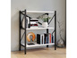 Een wit metalen boekenrek met boeken, vazen en decoratieve objecten.