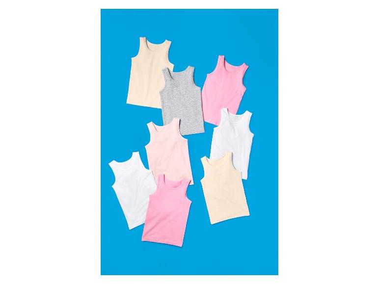 Kleurrijke kinderhemdjes op een blauwe achtergrond.