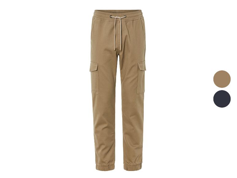 Beige en zwarte cargbroeken.