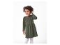 Une fillette portant une robe vert olive à manches longues.