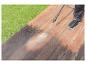 Nettoyage de terrasse en bois avec nettoyeur haute pression, éliminant saleté et mousse
