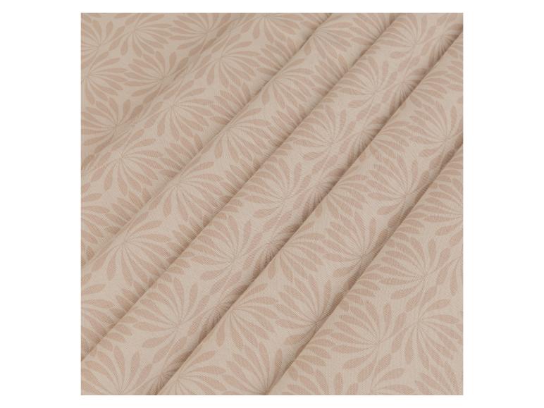 Beige stof met subtiel bloemenpatroon.