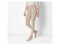 Een vrouw draagt ​​beige leggings en lichtgrijze ballerina's.