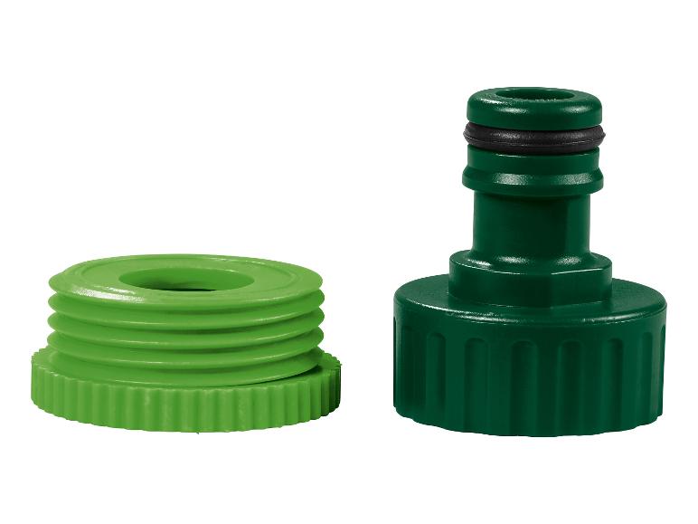 Een groene tuinslangkoppeling en een adapter.