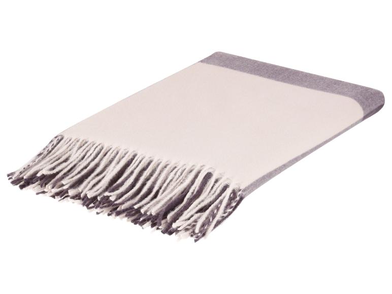 Plaid plié gris clair et blanc avec franges