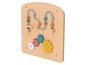 Houten speelpaneel met kleurrijke tandwielen en kralenbaan.