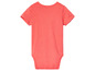 Een roze baby onesie met korte mouwen.